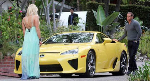 Пэрис Хилтон получила на день рождения желтый Lexus LFA
