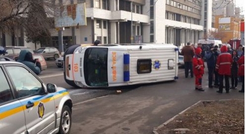 Toyota перевернула скорую помощь в Киеве (ВИДЕО)