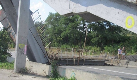 В Киеве обрушился пешеходный мост. Подол и набережная встали