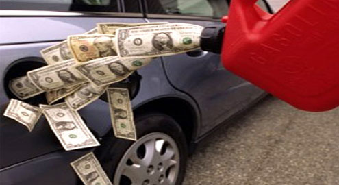 Парадокс: бензину приказали дешеветь, а он дорожает