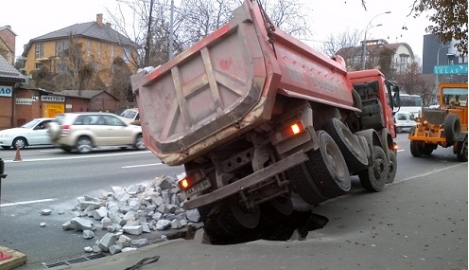 В Киеве самосвал провалился под асфальт