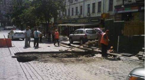 В Киеве провалилась дорога. Центр частично перекрыт