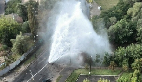 В Киеве образовался огромный фонтан прямо посреди дороги