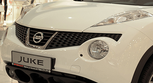 Белый Nissan Juke в ТЦ "Ривьера"