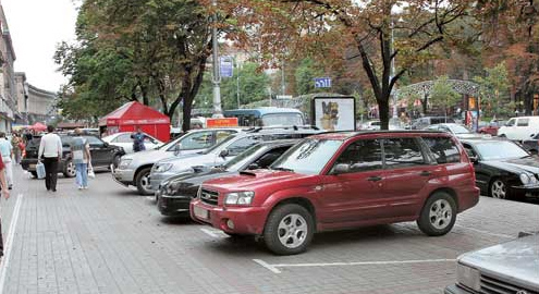 В Киеве хотят резко сократить парковки и отдать автобусам отдельную полосу