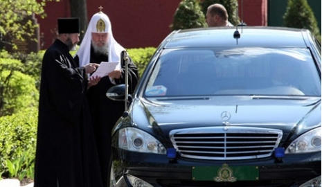 Патриарх Кирилл призвал священников отказаться от роскошных авто
