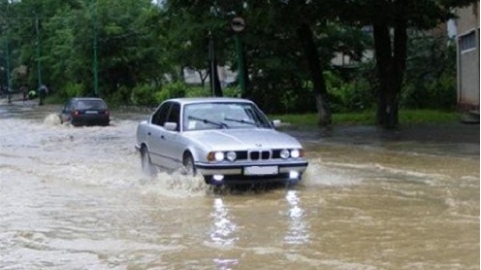 Во Львовской и Черновицкой областях затопило дороги