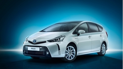 Toyota представила рестайлинговую гибридную модель Prius+